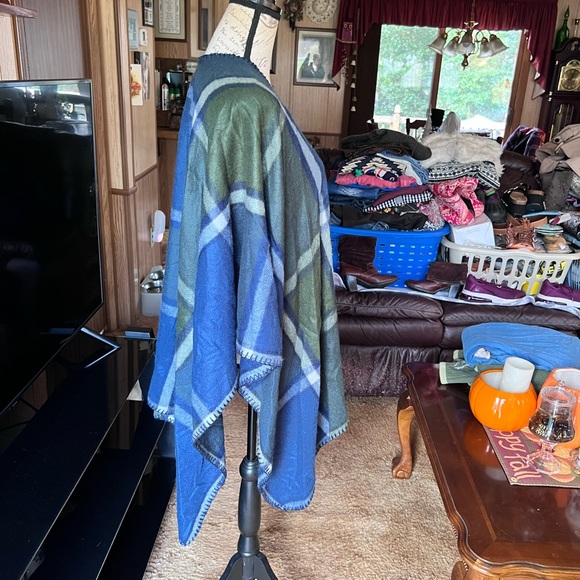 Plaid WOOLRICH Shawl Blanket Wrap Poncho ~ One Size Fits All. - Picture 6 of 15